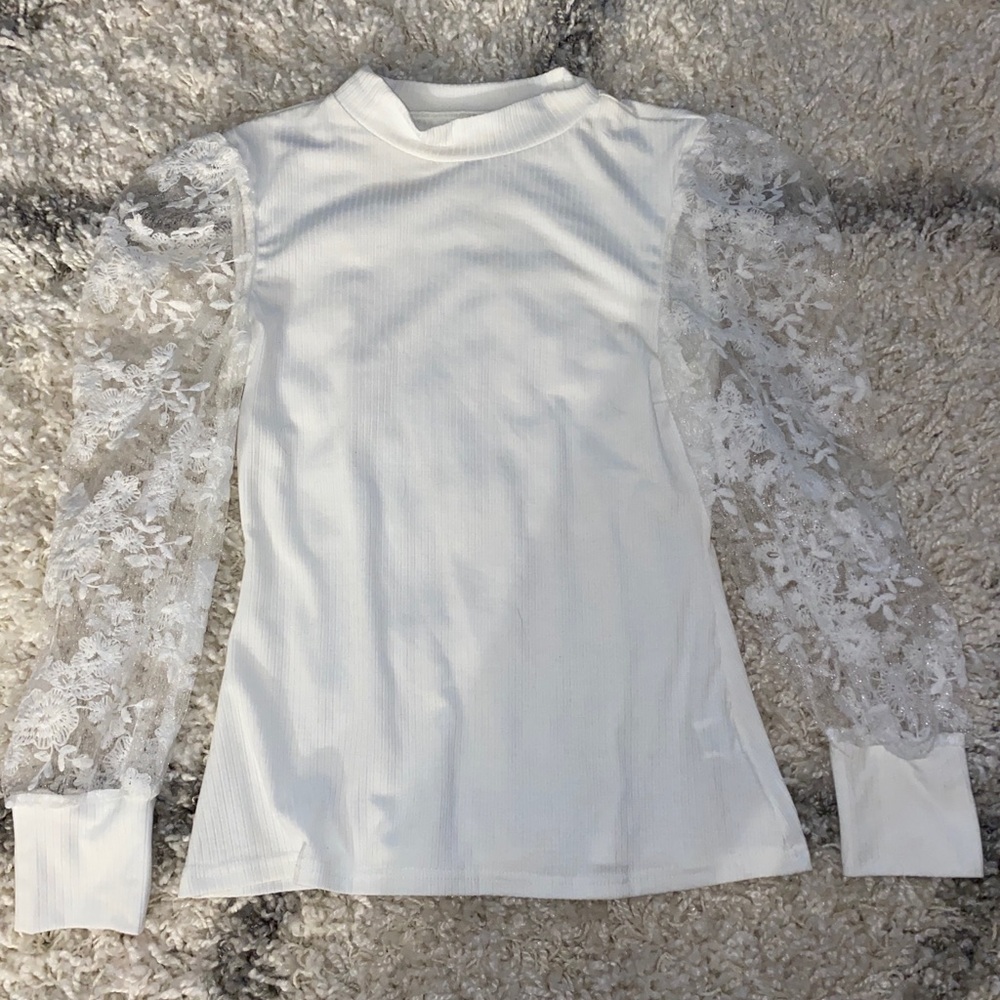 White top with Lacey sleeves. SHEIN. Size:small